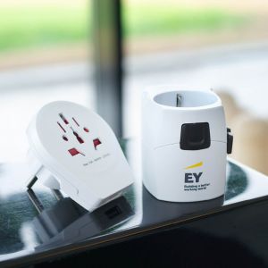 Reisestecker und Adapter